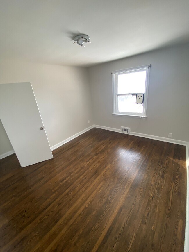 Photo - 23 Willowhurst Crescent