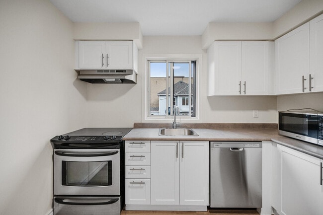 Building Photo - 77 Lakeshore Rd