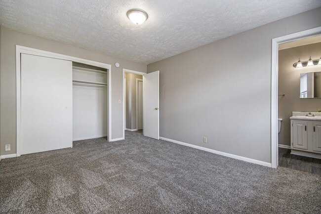 Omaha, NE Maple Ridge Apartments| Bedroom