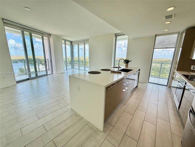 Photo - 2000 Metropica Wy Unit 2003