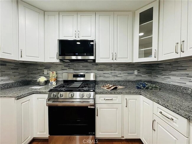 Building Photo - 626 Lake St