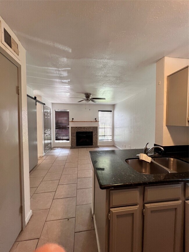 Photo - 3900 Woodchase Dr Unit False