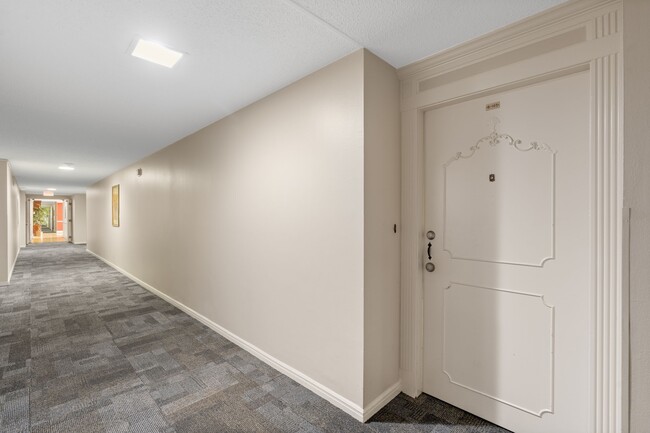 Building Photo - 2601 Bellefontaine Unit B105