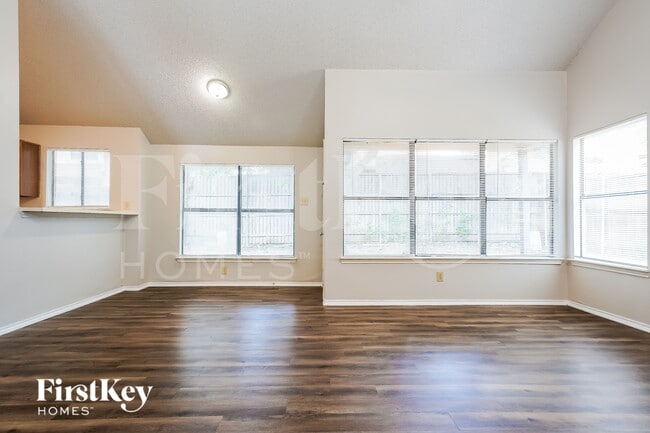 Photo - 922 Ramblewood Dr