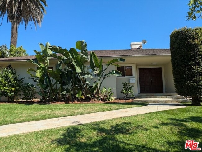 Photo - 702 Adelaide Pl