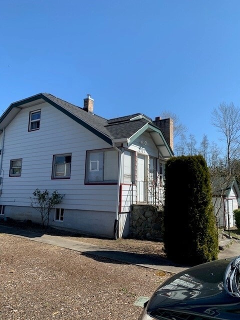 Side view - 2717 Mill Ave