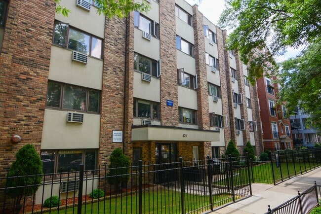 Building Photo - 628 W Wrightwood Rental