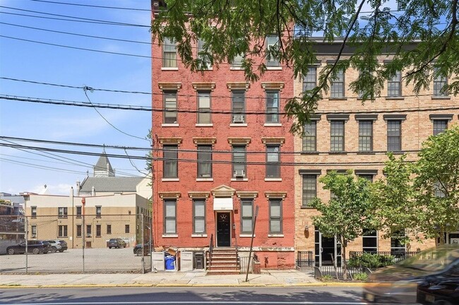 Building Photo - 554 Observer Hwy Unit 3R