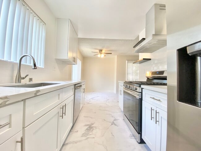 Photo - 7010 Lanewood Ave Unit 205