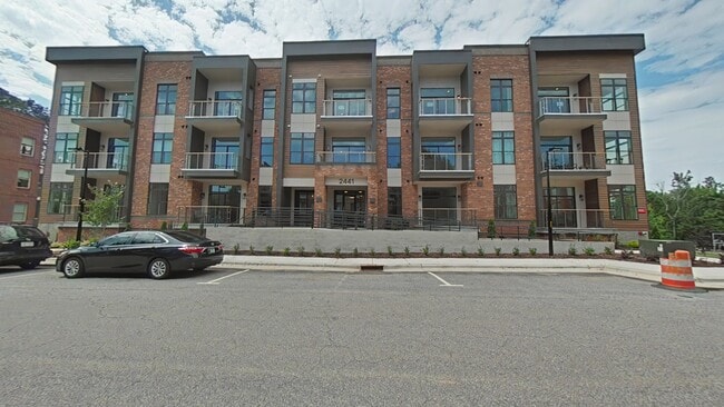 Building Photo - 2441 Campus Shore Dr Unit 307