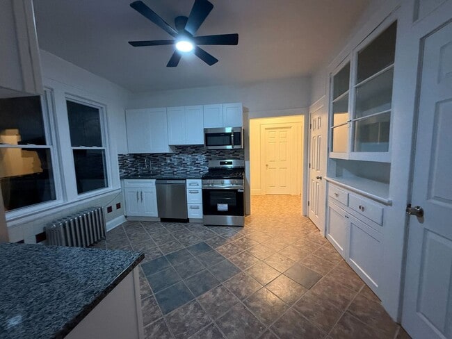 Building Photo - 108-110 Grand Ave. Unit Apt. 2L