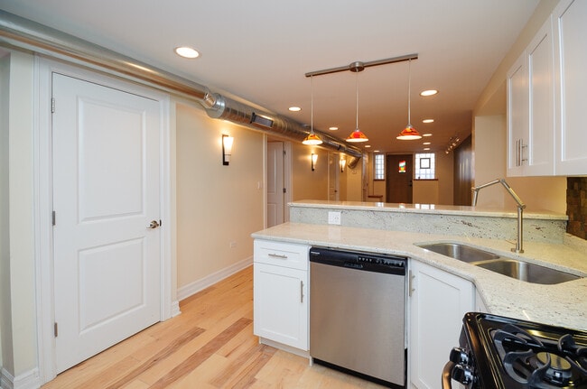 Photo - 2155 W Potomac Ave Unidad GDN