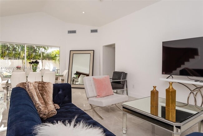 Photo - 2555 NE 202nd St