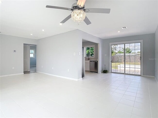 Photo - 3095 Pinetree St
