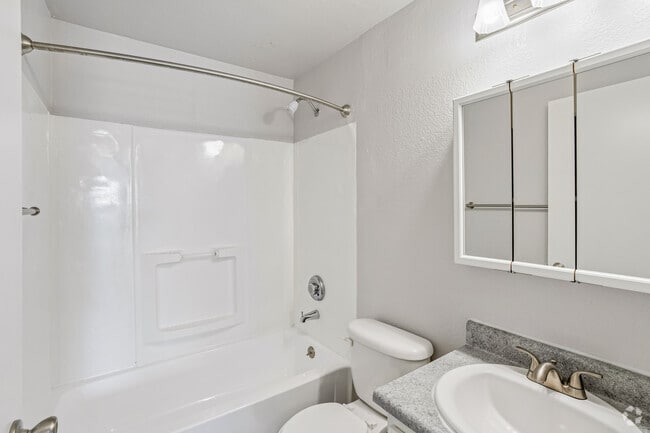 1BR, 1BA - 970SF - Bathroom