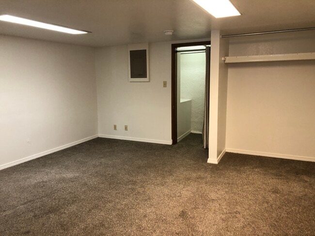 223 W Main St