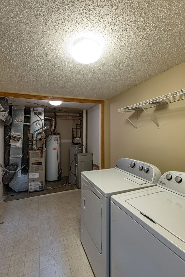 Photo - Like New 2 Bed/2 Bath Townhome With Amenit...