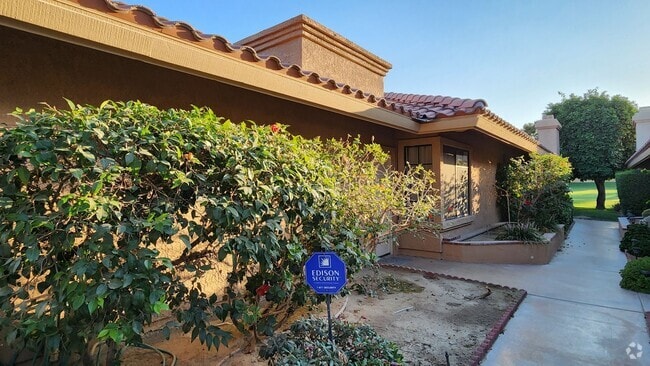 Building Photo - Two bedroom, two bath on the 15th fairway Rental