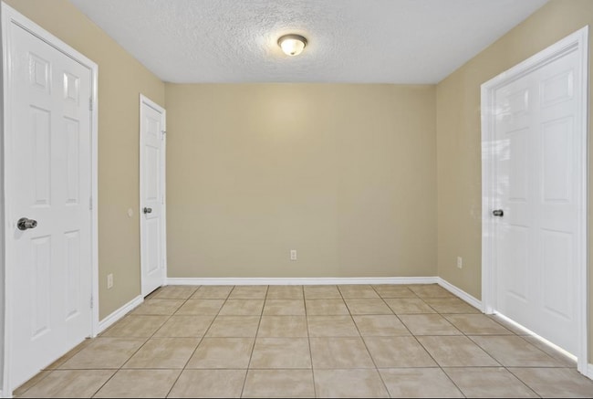 Comedor con otro armario más. - 605 Center St Unidad B