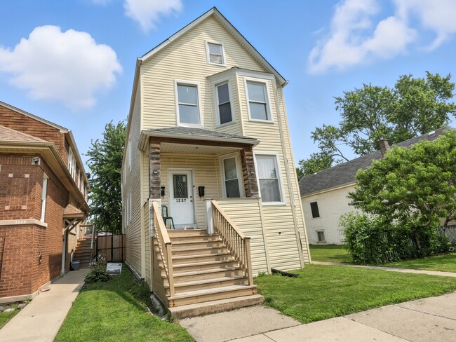 Building Photo - 1227 Clarence Ave Rental