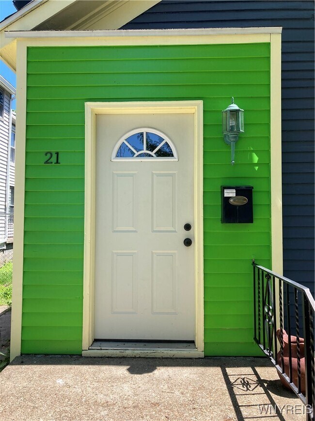 Photo - 21 College St