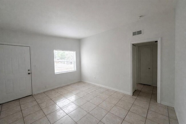 Photo - 1624 Queensway Rd