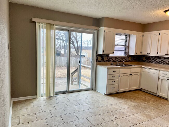 Photo - Spacious 3 bedroom Duplex