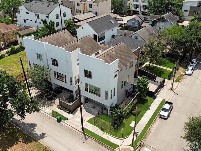 Building Photo - 1702 Southmore Blvd Rental