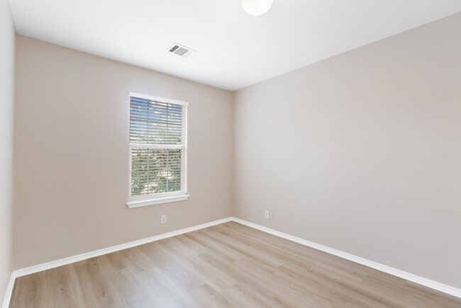 Photo - 6526 Charles Field