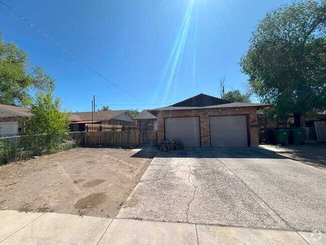 Building Photo - <B>Central Reno Two Bedroom Duplex with La... Rental