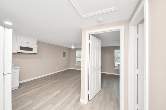 Building Photo - 17111 River Rd Unit B