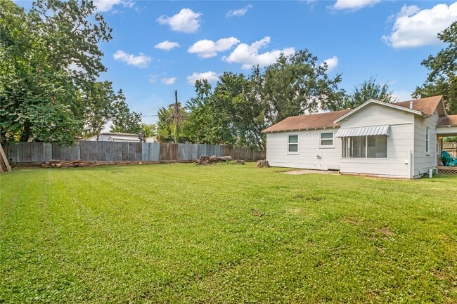 Photo - 807 Fisher St