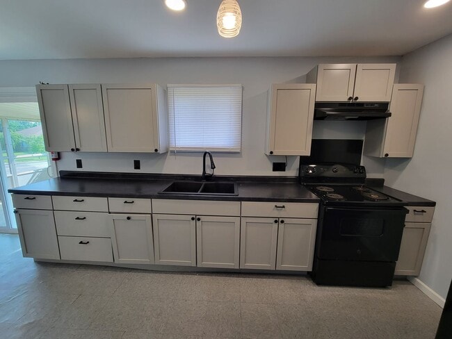 Photo - 3 bed, 1 bath, Close to South Bend Airport