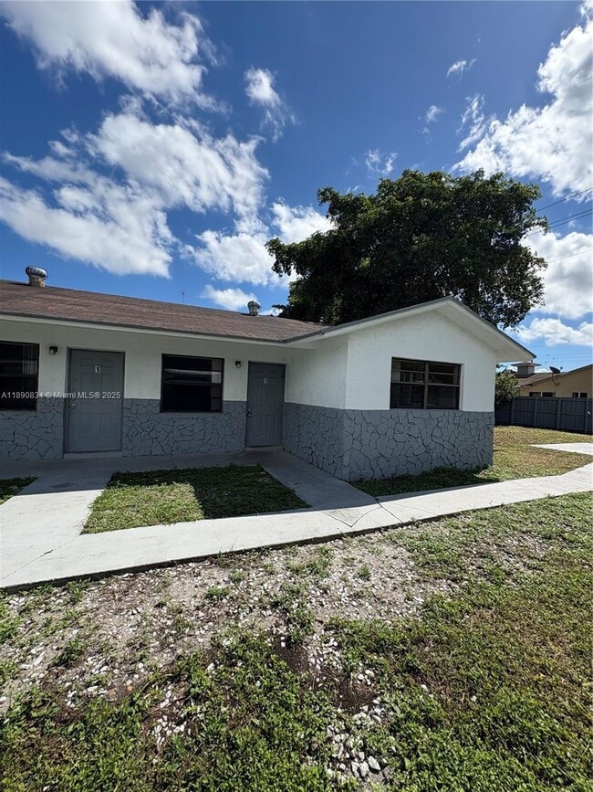 Building Photo - 4120 SW 19th St Unit 1