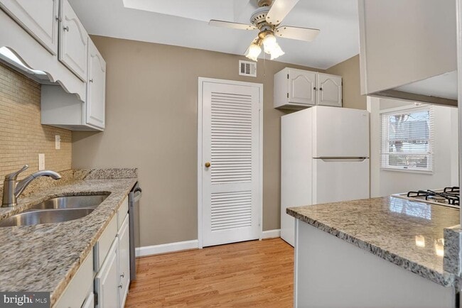 Photo - 7600 Lisle Ave