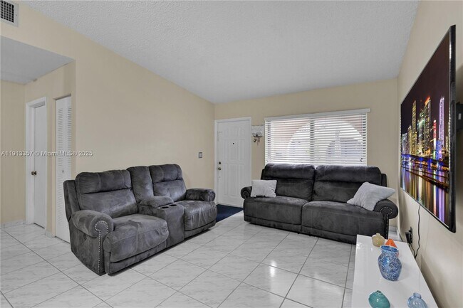Photo - 18256 Mediterranean Blvd Unidad 8-14 Rental