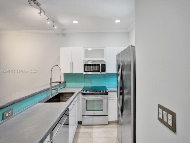 Photo - 835 NE 19th Ave