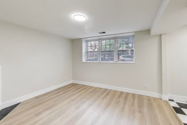 Photo - 1938 W Melrose St Unit 1