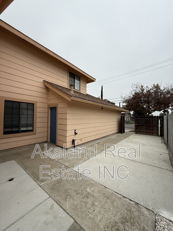 Photo - 215 W Clover Rd