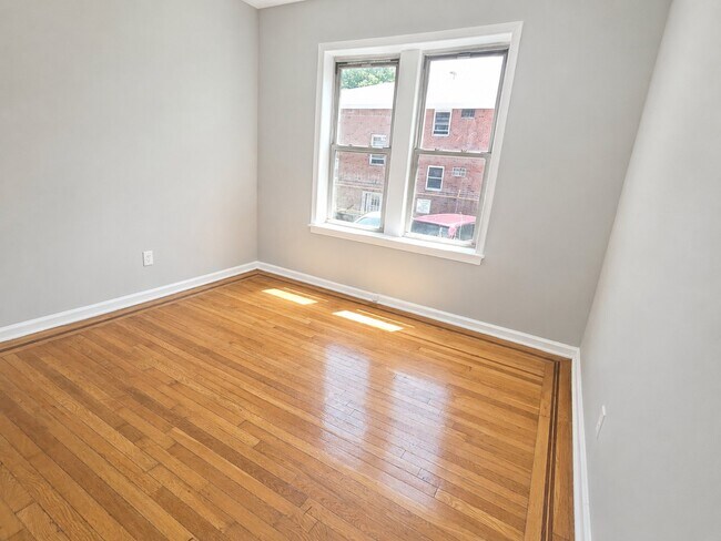 Building Photo - 383 Clifton Ave Unit R1
