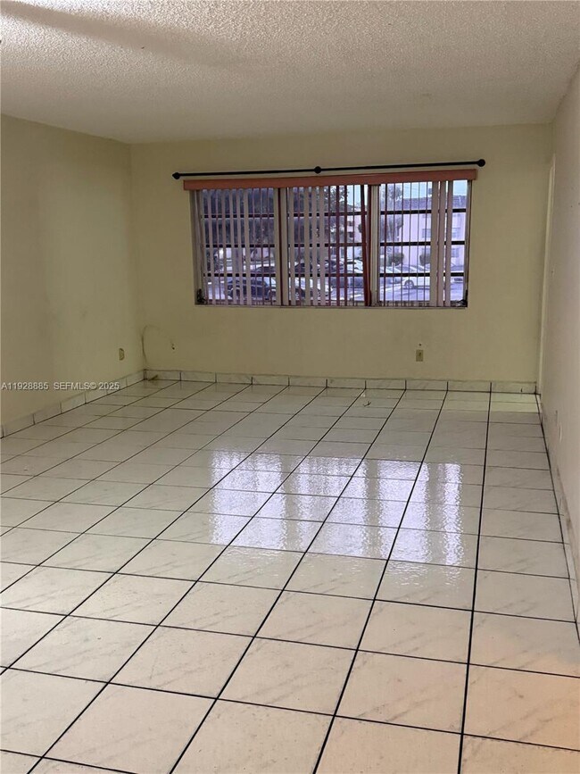 Building Photo - 1400 NE 191st St Unit 222