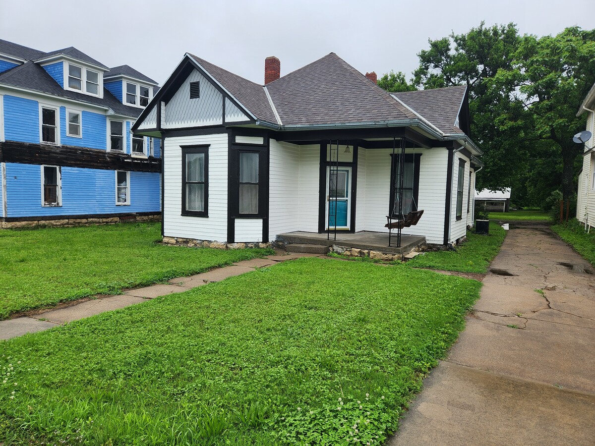 Photo - 218 W Main St House