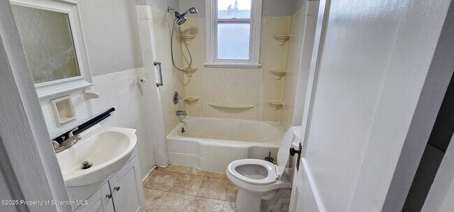 Photo - 123 Oak St