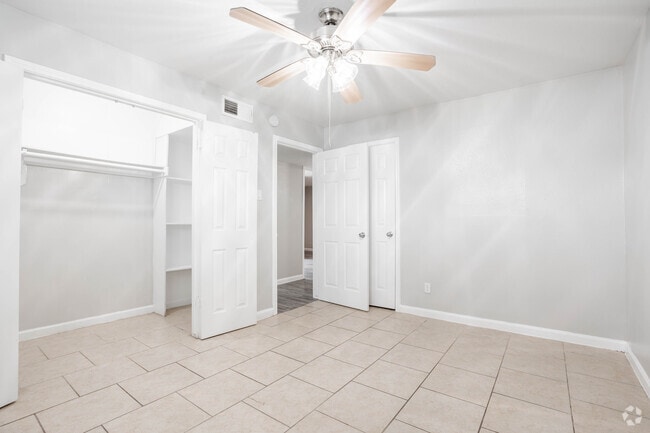 2 habitaciones, 1 baño - 800 pies cuadrados - Dormitorio principal - Encanto Apartments