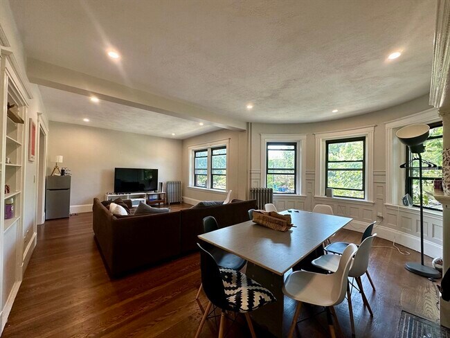 Building Photo - 1855 Beacon St Unit 2 Rental