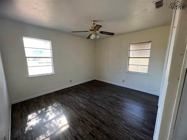 Photo - 1421 Tanbark Rd