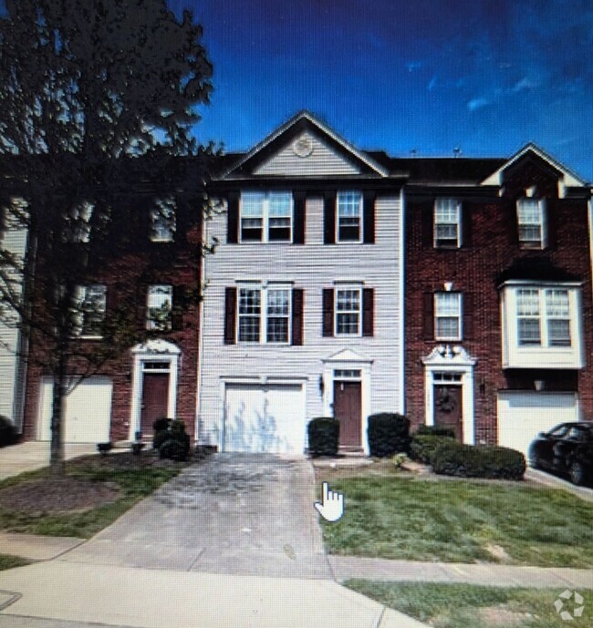 Building Photo - Spacious 4BR 3.5 Townhome in  University A...