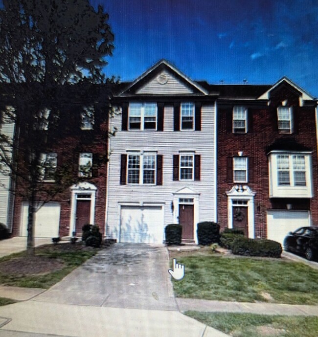 Spacious 4BR 3.5 Townhome in University A... - Spacious 4BR 3.5 Townhome in  University A...