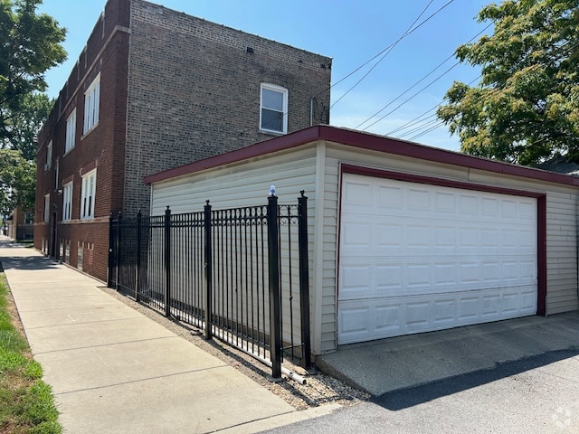 Building Photo - 1640 N Lamon Ave Rental