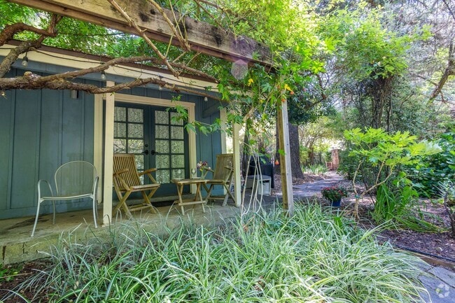 Building Photo - 550 square foot Fully Furnished short term... Rental